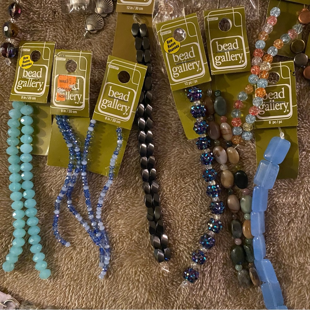 Crafting beads and necklaces - Picture 3 of 8